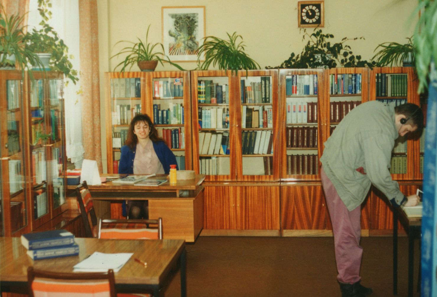Biblioteka Studium Praktycznej Nauki Języków Obcych w 1995 roku - użytkownik oraz bibliotekarka Anna Fidziukiewicz