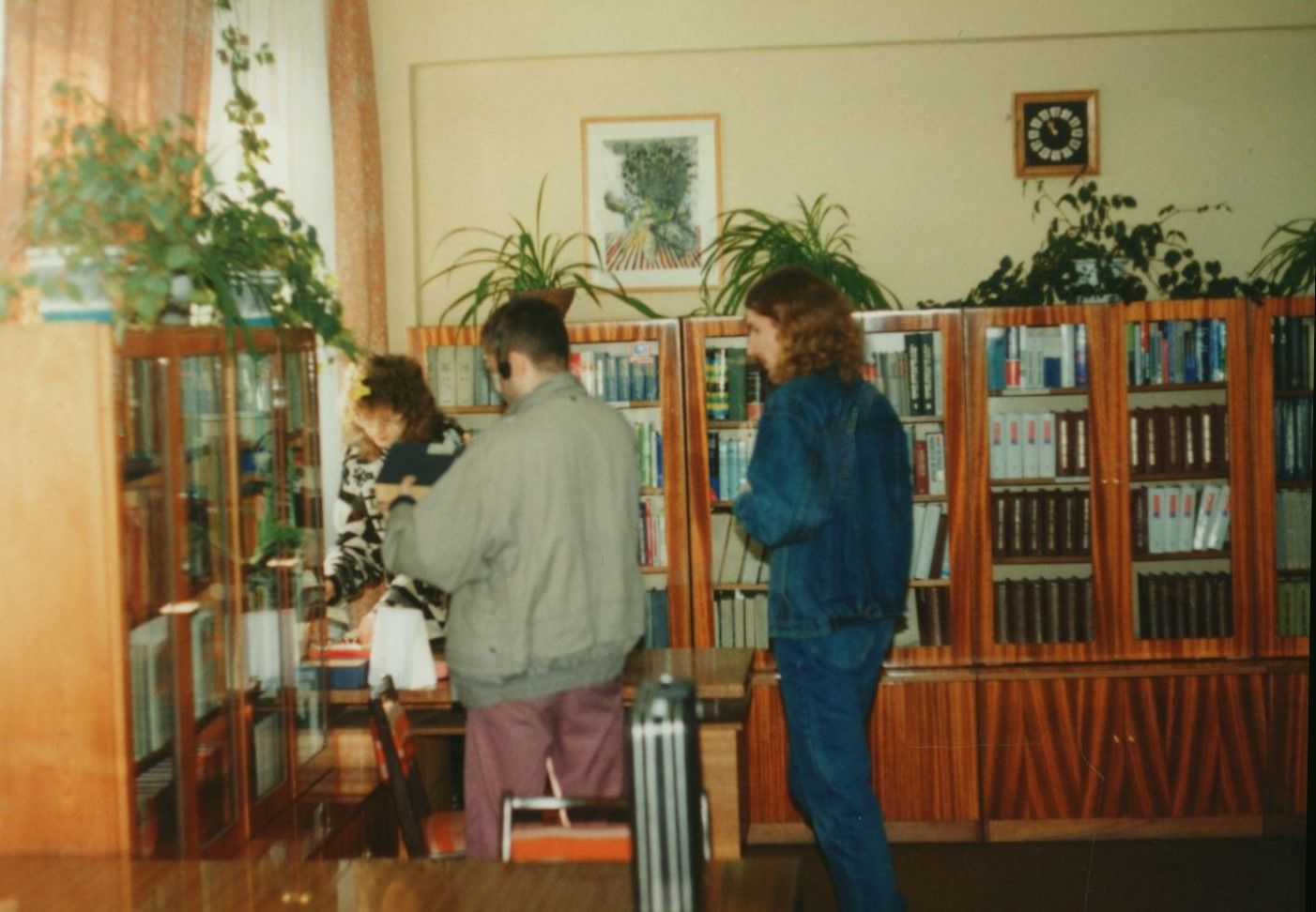 Biblioteka SPNJO w 1995 roku - użytkownicy przy ladzie oraz bibliotekarka Jadwiga Rojewska