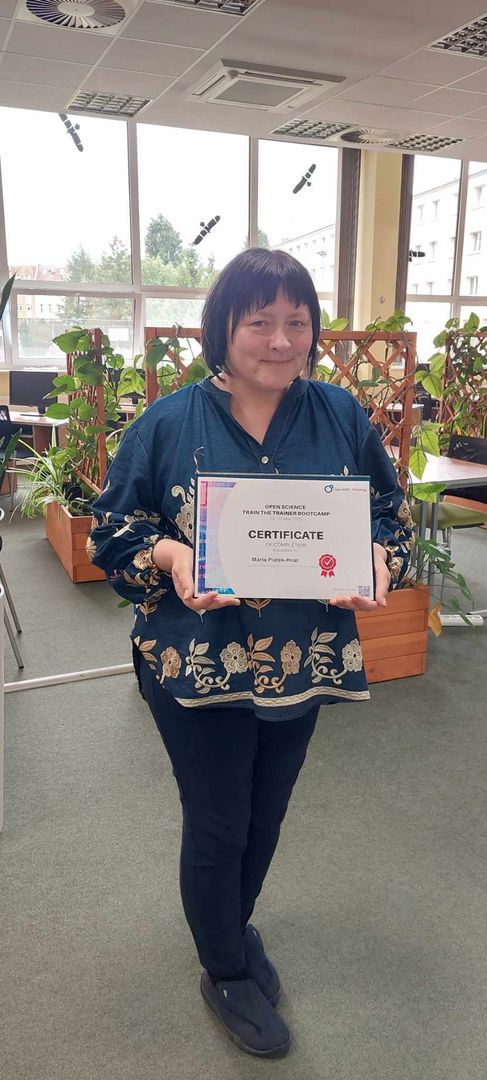 Dr hab. inż. Marta Piątek-Hnat prezentuje certyfikat Open Science Trainer