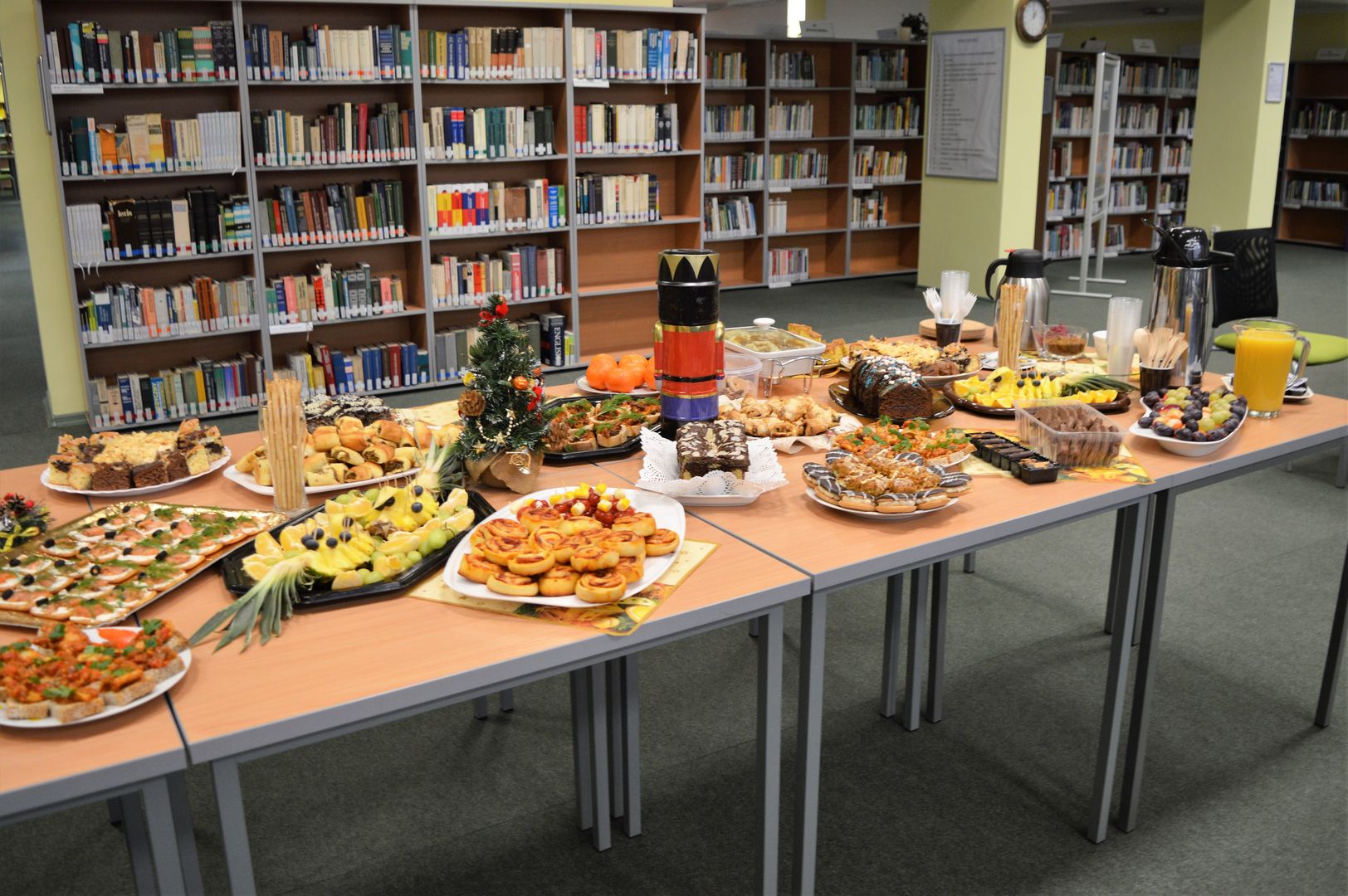 Udekorowany świątecznie stół z potrawami przygotowanymi przez pracowników Biblioteki Głównej z okazji spotkania świątecznego