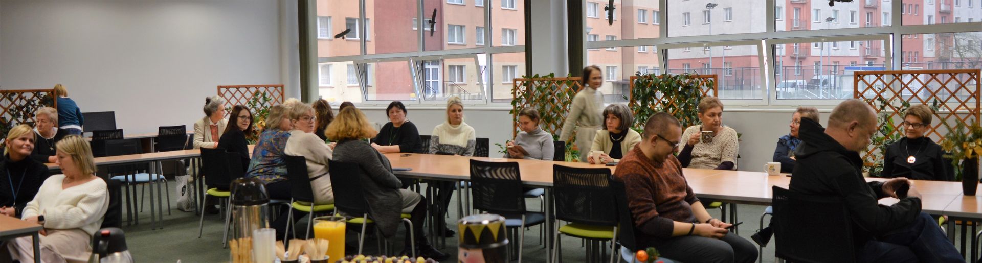 Pracownicy Biblioteki siedzący w Czyelni podczas spotkania świątecznego