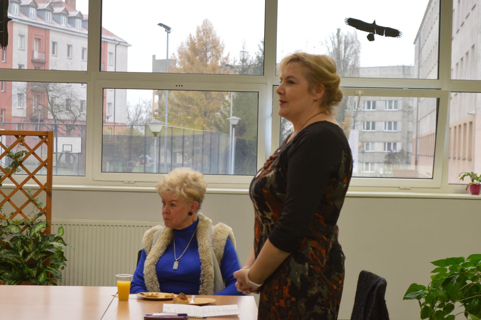 Dyrektor Anna Gryta oraz była dyrektor Anna Grzelak-Rozenberg podczas spotkania świątecznego w Bibliotece Głównej