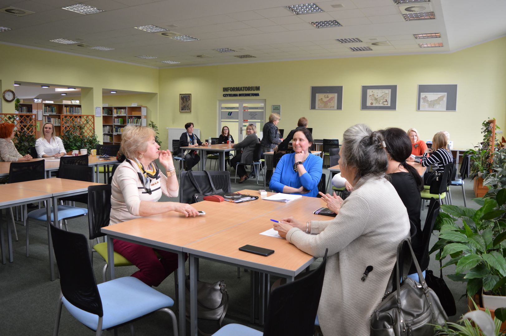 Pracownicy biblioteki oczekują na zebranie w czytelni