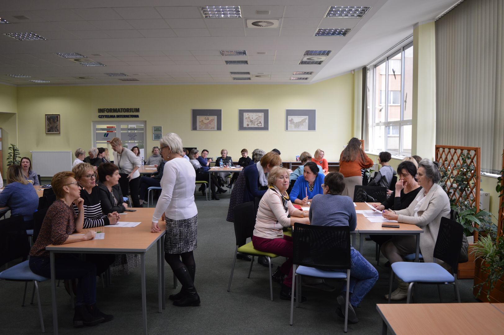 Czytelnia wypełniona pracownikami biblioteki