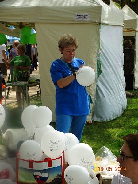 Anna Grzelak-Rozenberg przygotowuje balony dla dzieci