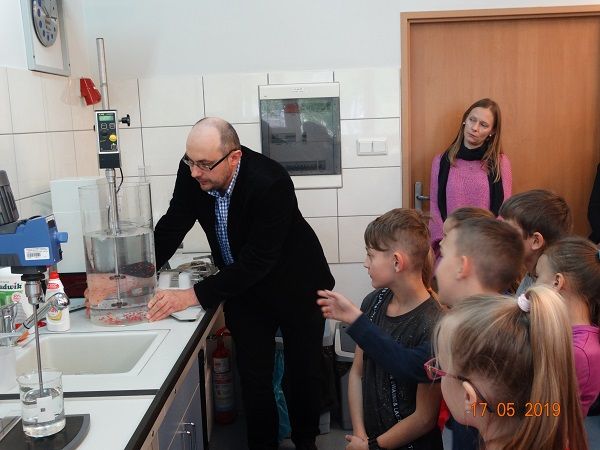 Dzieci ze szkoły są bardzo zainteresowane laboratoriami