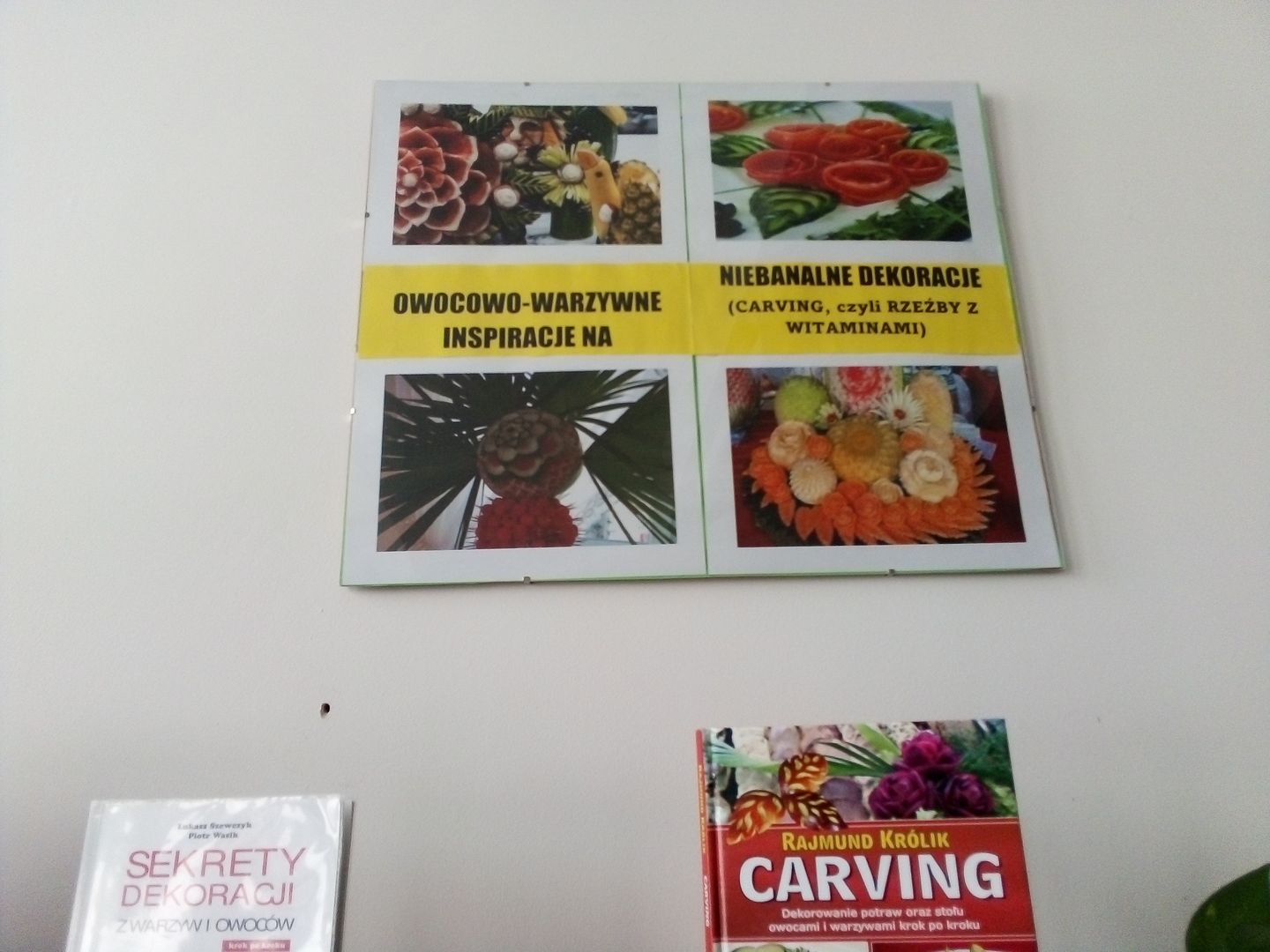 Cztery zdjęcia przedstawiające rzeźby wykonane z owoców i warzyw.