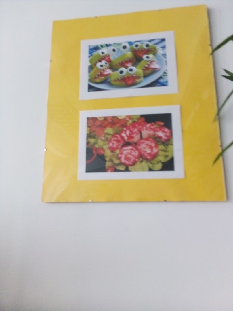Dwa zdjęcia przedstawiające rzeźby z owoców i warzyw