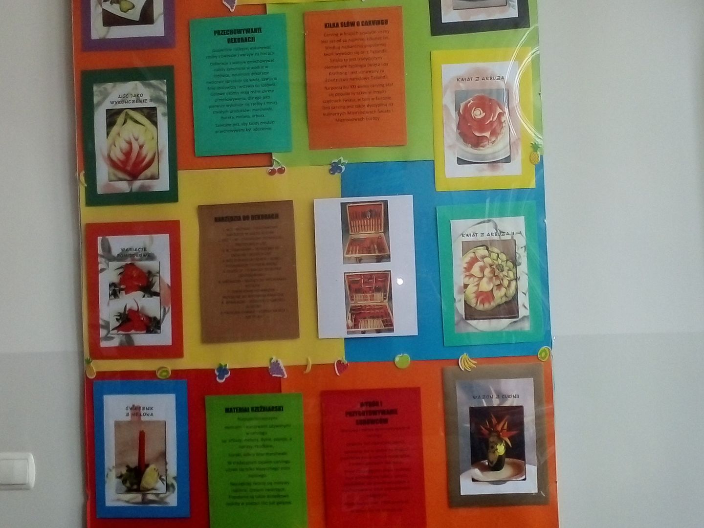 Tablica ze zdjęciami przedstawiającymi rzeźby z owoców i warzyw