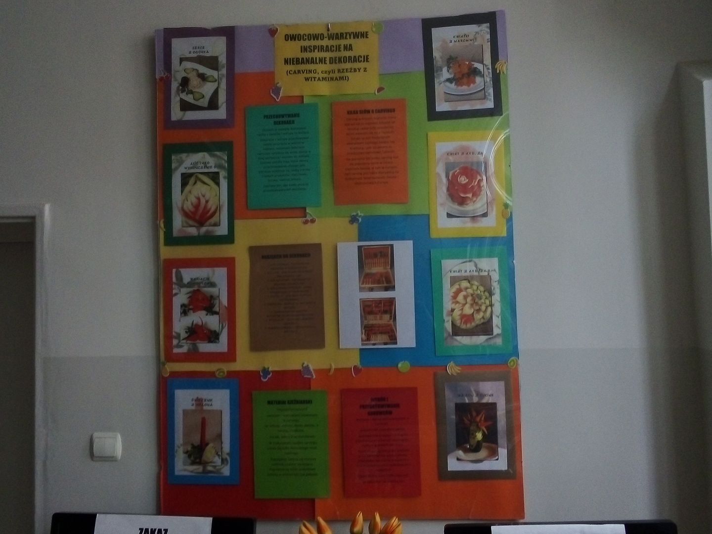 Tablica ze zdjęciami przedstawiającymi rzeźby z owoców i warzyw