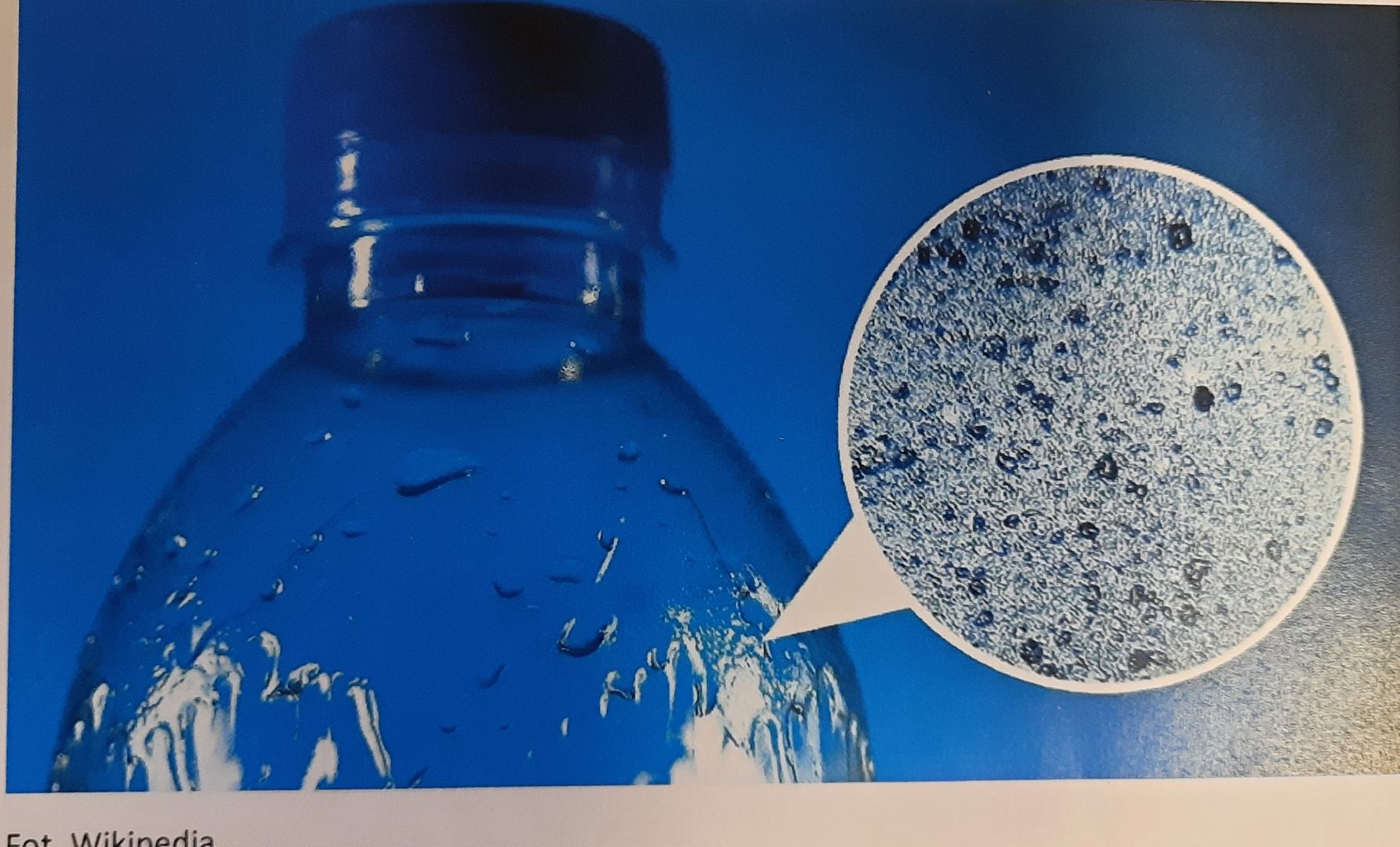 Zdjęcie przedstawia butelkę plastikową oraz jej zbliżenie pokazują strukturę plastiku