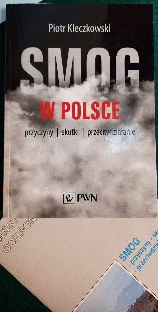 Na zdjęciu książka &quot;Smog w Polsce&quot; Piotra Kleczkowskiego