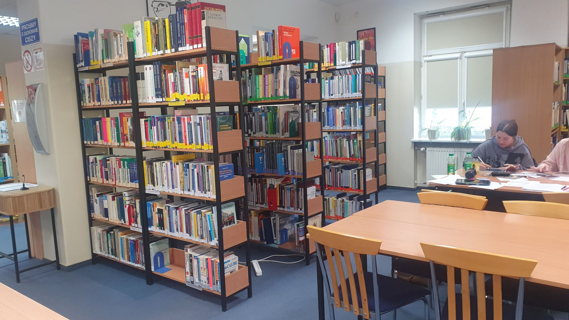 Zdjęcie prezentujące księgozbiór biblioteczny